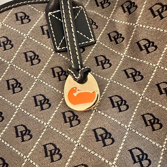 💝 Dooney & Bourke Gorgeous Bag. Beautiful monogram in brand new condition 💝 - Picture 2 of 7